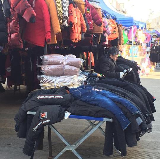 实体店生意下滑，快过年了依旧客人寥寥，年后又有一批店要关门了
