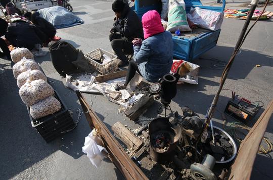 赶农村年集，快乐、拥挤、幸福，大姐生意靠诚信，小土狗10元