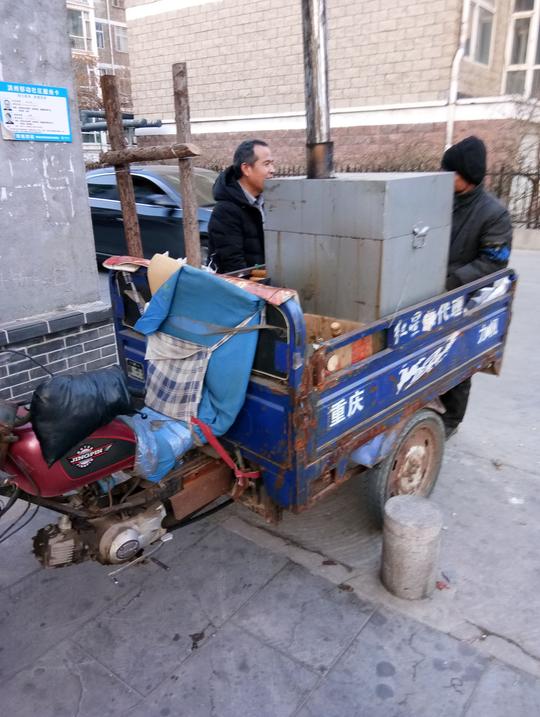 65岁老人卖地瓜，一天能卖出四烤炉，现场教你怎样选地瓜