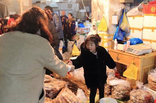 蔬菜批发市场内过年的外地孩子们