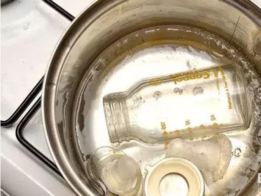 用开水烫给奶瓶消毒靠谱吗
