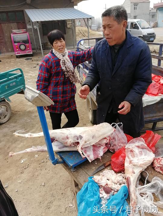 发财中国年，老两口卖羊肉不上集市，在马路边上卖一天收入5000元