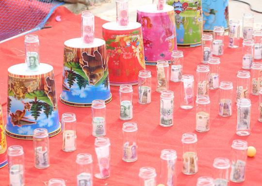 大年初五逛农村古景区庙会，大爷“赢钱”小生意很赚钱，有技巧吗