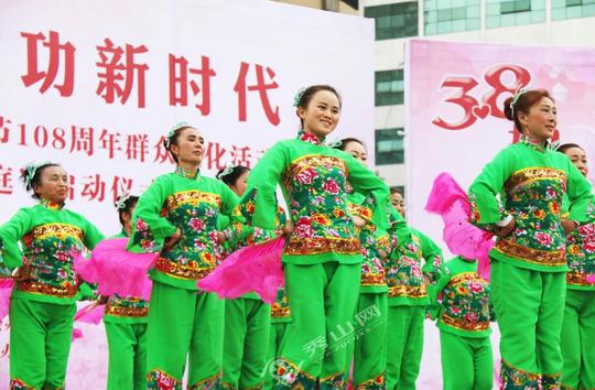 纪念妇女节108周年今天的花灯广场很闹热