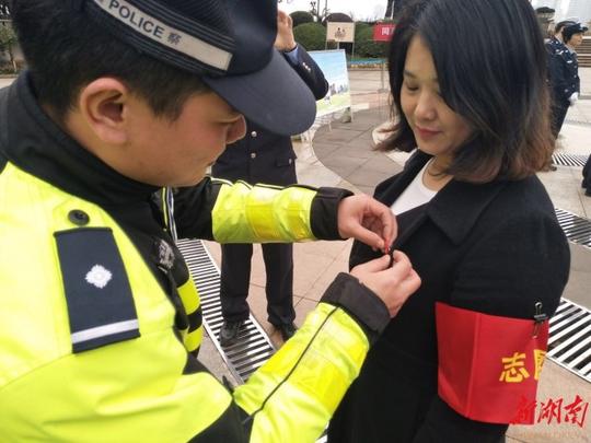 打响打赢蓝天保卫战巾帼不让须眉