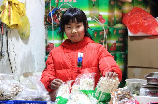 浙江绍兴：蔬菜批发市场里欢度春节的外地留守儿童