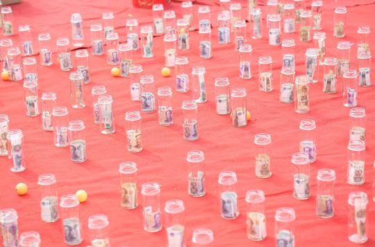 大年初五逛农村古景区庙会，大爷“赢钱”小生意很赚钱，有技巧吗