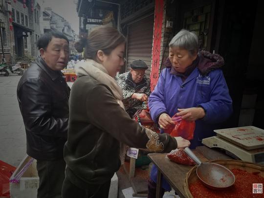 7旬大爷每天赤手榨辣椒8小时月入过万古城外买房