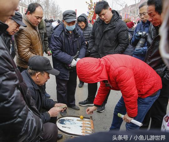 农村庙会，农民老人摆摊做游戏赚钱，你玩过么？