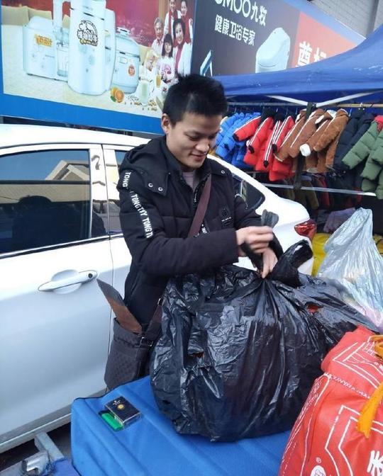 开豪车在街头摆摊，是有钱任性还是体验生活？