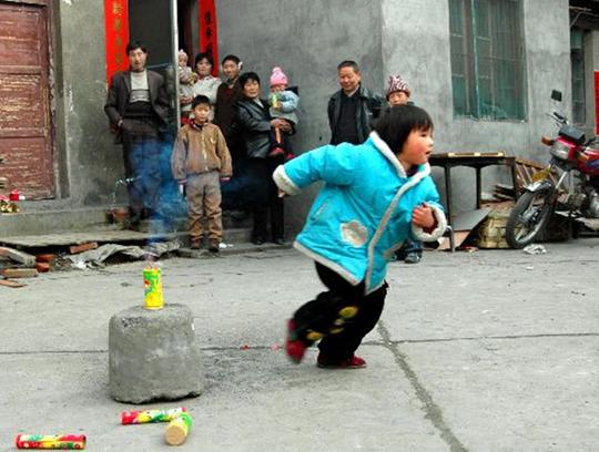 过年了农村的孩子都在干啥？最后一个最开心，玩过的都老了