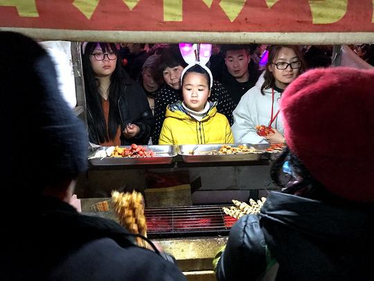 元宵节带婆婆和妈妈一起赏灯会，两人手挽手这关系不一般的好