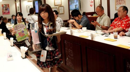 日本女仆咖啡馆有多变态？女仆都希望找个会打骂，虐待自己的主人