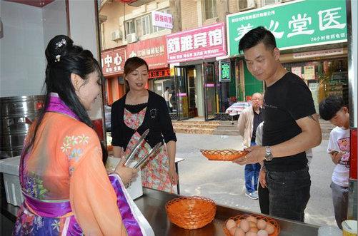 包子西施穿汉服做生意成网红：把文化传承下去