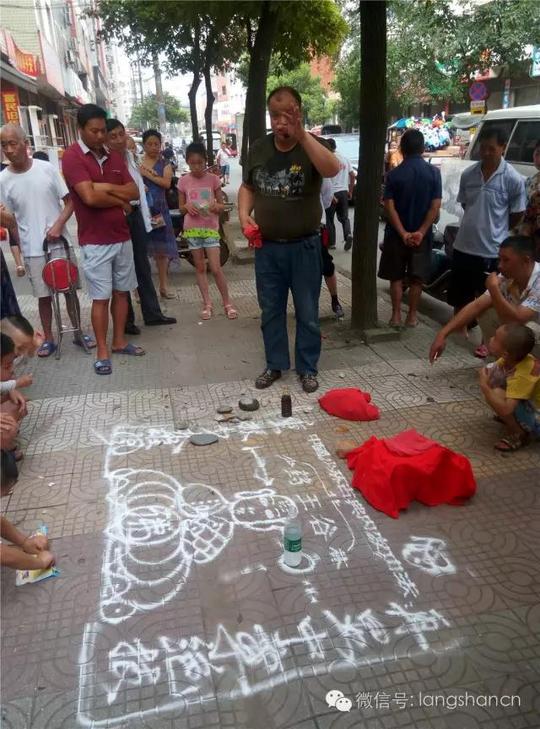 揭秘江湖卖药骗术：实拍街头现场掰断鸡脚