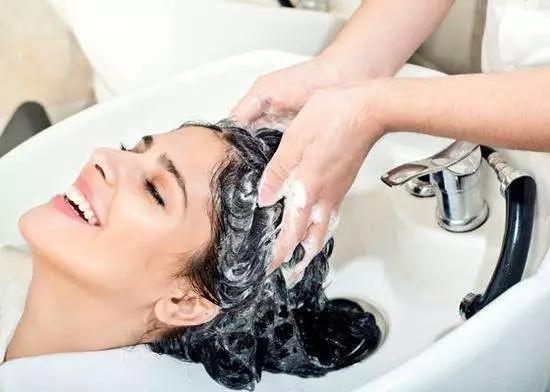 流产后多久可以洗头发 流产后多久可以洗头发洗澡 