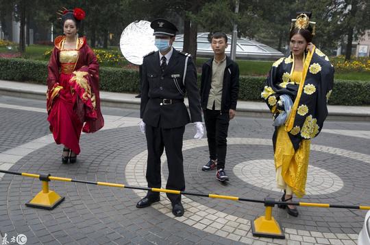 直击：首都北京街头，一家沙龙正在举行“古装美人”变装活动