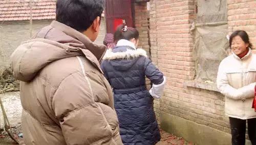 农村媒婆赚大钱，相亲一家三千块，已经开始形成产业链