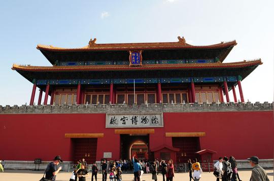 实拍北京入秋以来第一阵妖风中的故宫神武门：从早上到晚上的变化