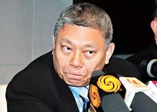 从街头混混到首富，他用了三年就翻身，座驾也从十几万到上亿！