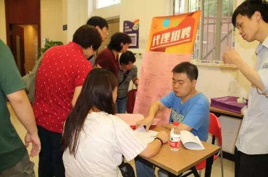 海纳百创创业型社区活动就业好“薪”情——虹桥社区离校大学生专场招聘会