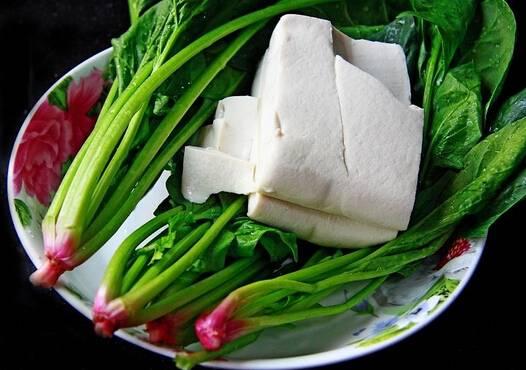 菠菜煮豆腐容易得结石