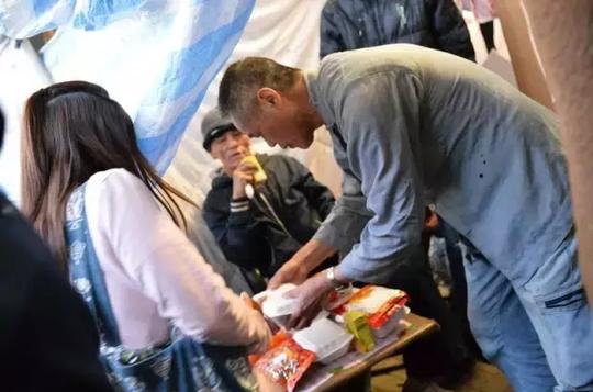 他生意失败坐过牢，却是香港最帅最暖的男人，刘德华都排在他后面