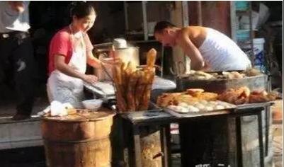 别瞧不起路边摊，有车有房收入高