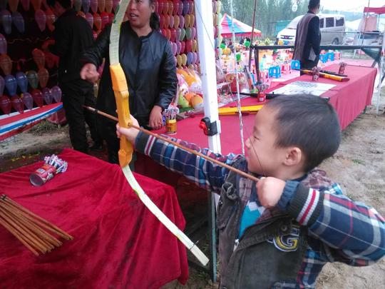 在农村露天庙会上逛逛，十块钱能买点啥？