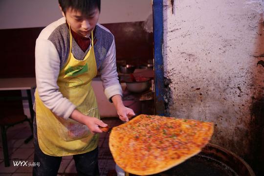 西安城中村一脸稚气的90后姐弟已把大饼生意做得红红火火