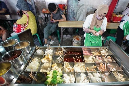 兰州正宁路小吃街：拥挤到爆，有人却说它是专做外地人生意地方