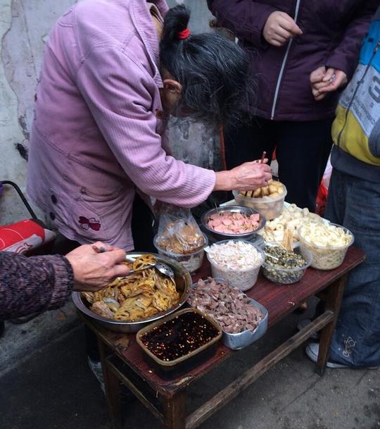 老奶奶摆摊卖小串串，二十多年坚持卖一毛钱一串，邓超都被她圈粉