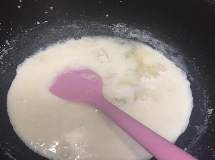 用热牛奶怎么做好奶油(裱花用的淡奶油在打发的时候加点纯牛奶可以吗)
