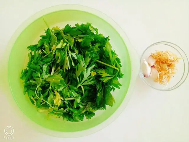 西红柿炒鸡蛋放虾皮好吗 虾皮炒鸡蛋放芹菜好吗