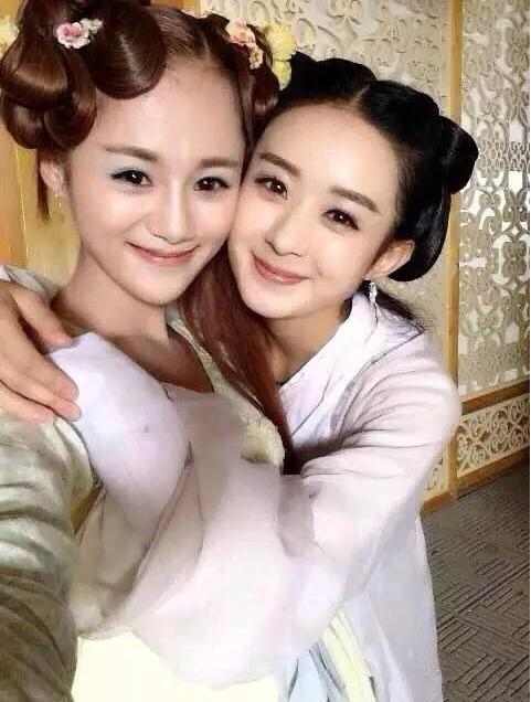 《花千骨》搞笑幕后照：白子画戴卡通发箍，花千骨蹲大坑吃雪糕！