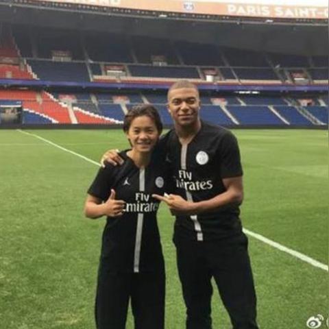 踢足球的英文怎么读