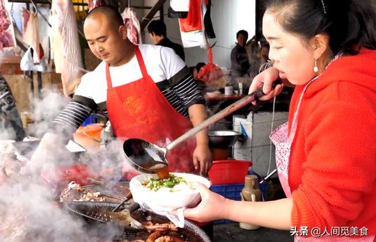 甘肃3代人路边卖卤大肠，40元1斤现杀现卤现吃，一天卖出3000斤
