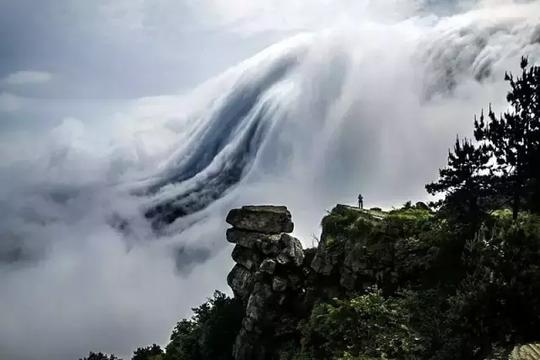 刚拍到的庐山瀑布云奇景，百年不遇，欢迎大家的投稿