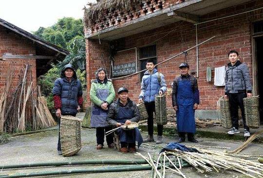 城市就业压力大，这个青年却回乡另辟蹊径70岁老人靠他月入4千