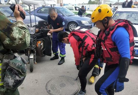 青岛一男子跳河后爬入地下管网，众人施救他竟“捉迷藏”……咋回事？