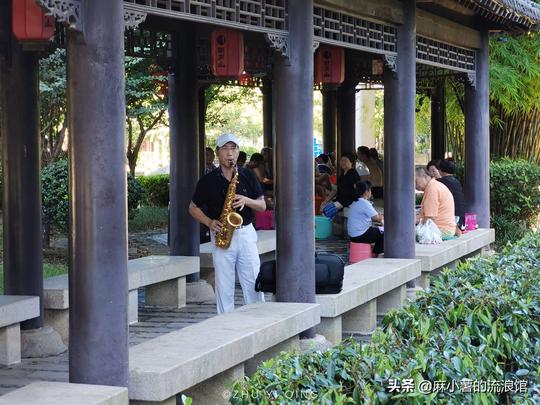 江西有座小镇以温泉出名，大爷大妈集体在路边泡脚，场面十分壮观