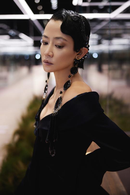 谭卓惊艳开场走秀，一袭黑色落肩v领西装，尽显大气与优雅