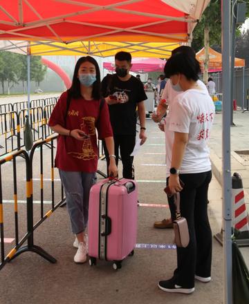 石家庄市的中职学校哪个送行李箱