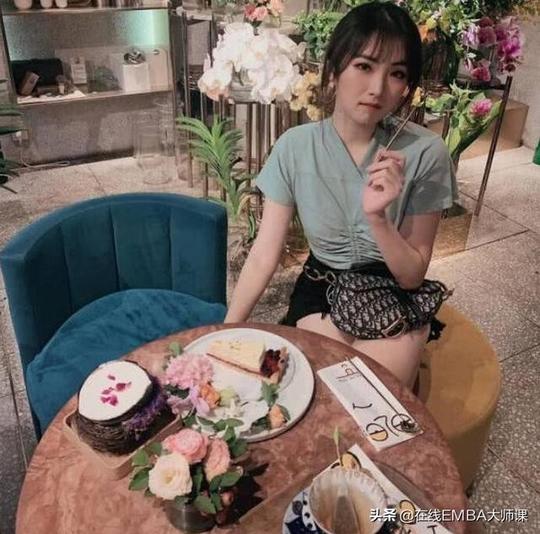 任正非75岁，小女儿姚安娜21岁，超美艳！网友：这年龄差有点大