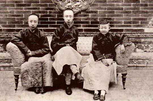 古代皇帝有多高贵？溥仪进监狱5年，从来不动手关门，称：怕脏