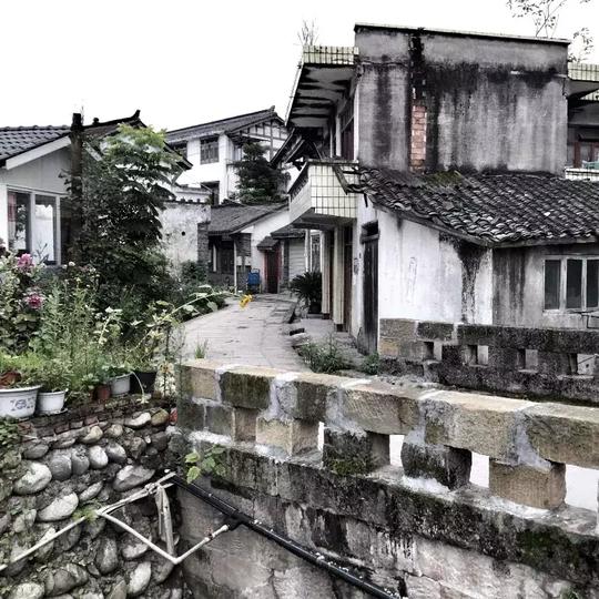 距成都仅50公里的最佳冷门避暑地，藏着n个清幽秘境！平均气温22°，1小时抵拢
