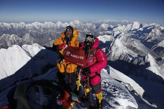 登顶珠峰成炫耀洗脑生意登山者想死拦都拦不住