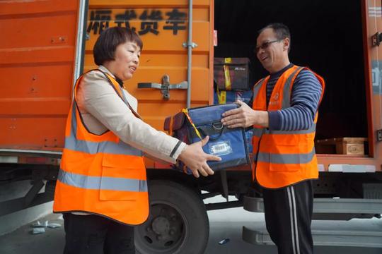 这对50岁的创业夫妻有啥魅力，竟然上了半岛都市报头版