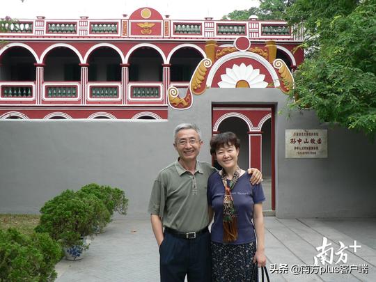 63岁教授讲古诗成抖音“网红”，如今他为照顾患病妻子停更视频