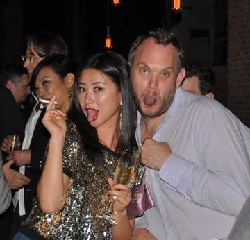 朱珠国外留学派对抽烟表情照片